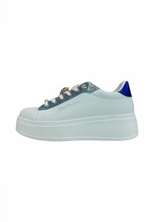 Sneaker bianchi con zeppa, dettagli blu metallizzati, occhielli dorati, lacci bianchi e logo distintivo sul lato.