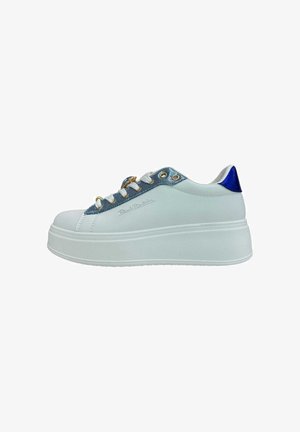 Sneaker bianchi con zeppa, dettagli blu metallizzati, occhielli dorati, lacci bianchi e logo distintivo sul lato.