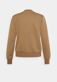 Sweatshirt marron matelassé avec un col et des poignets côtelés. Présente un motif texturé et un col rond, idéal pour un look décontracté.