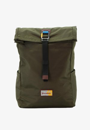 Olivgrüner Rucksack mit Rolltop-Design, verstellbarem Tragegurt und braunen Lederelementen. Mit Seitentaschen und einem Logopatch ausgestattet.