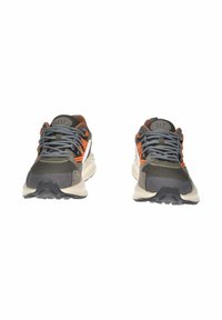 Sneakers verdi e grigi con accenti arancioni, caratterizzati da una rete testurizzata, lacci riflettenti e una suola chunky beige. Nessun marchio visibile.