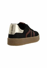 Zwarte textielsneaker met een rubberen zool, uitgerust met een metallic zilveren hiel en bruine strepen. Het ontwerp is laag en textuurachtig.