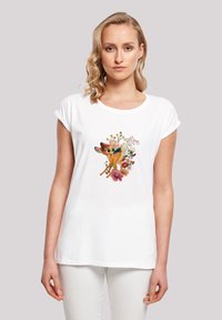 Weißes T-Shirt mit kurzen Ärmeln, das ein buntes Grafikdesign eines Rehs zwischen mehrfarbigen Blumen zeigt, mit glatter Textur und lässiger Passform.