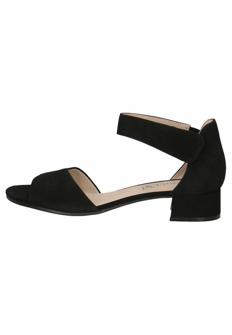 Juodas suede tipo sandalai su atvira nosimi, plačiu priekiu ir kulkšnis apvyniojimu. Turi žemą bloko kulną, kad suteiktų atramą, ir minimalistinį dizainą.
