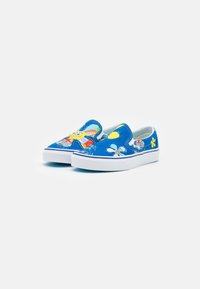 Chaussures slip-on en toile bleue ornées de graphismes colorés de dessins animés, comprenant un personnage et des fleurs, avec des semelles en caoutchouc blanches et des accents assortis.