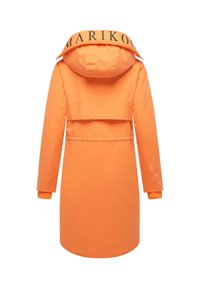 Orange vattentät parka med stor huva och svart logotyp på kragen. Har elastiska ärmslut och en bakflik för ventilation.