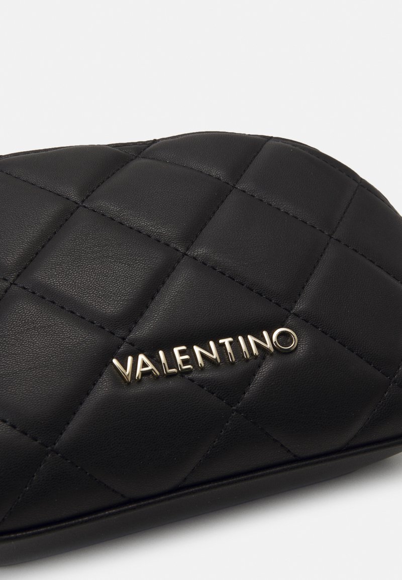 Schwarze gesteppte Leder-Clutch mit goldener "Valentino"-Logo. Verfügt über eine glatte Textur, Diamantmuster und elegante abgerundete Kanten.