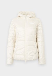 Giacca imbottita di colore crema, con zip frontale, cappuccio e una texture trapuntata con cuciture orizzontali. Include un piccolo logo sul petto.