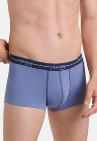 Boxer briefs in cotone azzurro chiaro con una vita blu navy che presenta il marchio "sloggi", con una vestibilità aderente e una texture liscia.