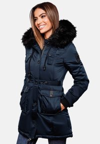 Marine parka met nepbont capuchon, knoop- en ritssluitingen, meerdere voorzakken, verstelbare taille en gebreide manchetten. Glad, glanzend stoffenstructuur.