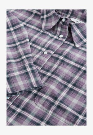 Lila-weiß kariertes Hemd mit einem Button-Down-Kragen, Perlmuttknöpfen und weicher Stoffstruktur. Das Muster besteht aus großen Quadraten.