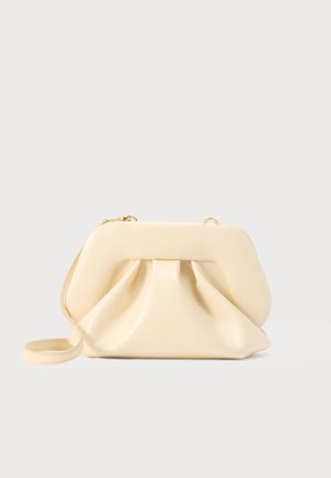 Pochette en cuir souple beige avec cadre structuré et détail plissé à l'avant, équipée d'une fine bandoulière pour poignet et d'une fermeture éclair dorée.