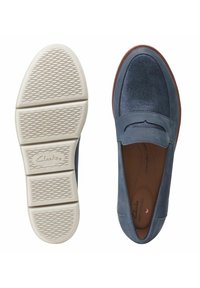 Chaussure homme à enfiler en daim bleu avec tige en tissu texturé et semelle en caoutchouc blanche avec logo Clarks.