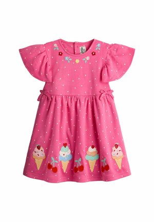 Rózsaszín kisgyermek ruha rövid fodros ujjakkal, apró fehér szívecske mintával, hímzett virágokkal a gallér közelében, fagylalt és cseresznye motívumokkal a szoknyán.
