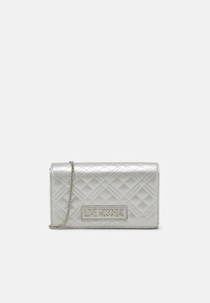 Pochette Love Moschino en cuir matelassé argenté avec bandoulière chaîne et plaque logo rectangulaire à l'avant.