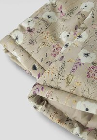 Tessuto con motivo floreale su sfondo beige, caratterizzato da fiori bianchi, viola e rosa, con una consistenza liscia e una finitura trapuntata.