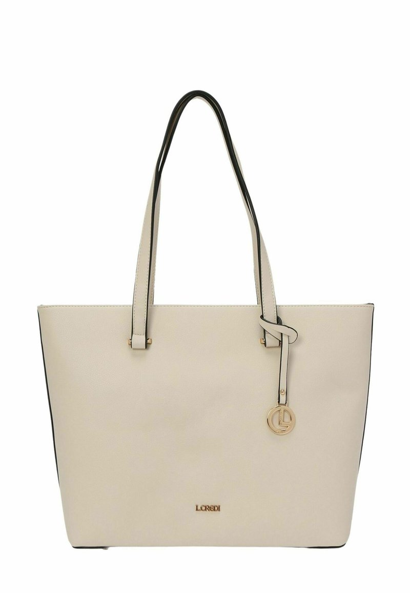 Borsa tote beige con rifiniture nere, realizzata in materiale sintetico liscio. Presenta due manici neri, un ciondolo con il logo e una forma rettangolare strutturata.