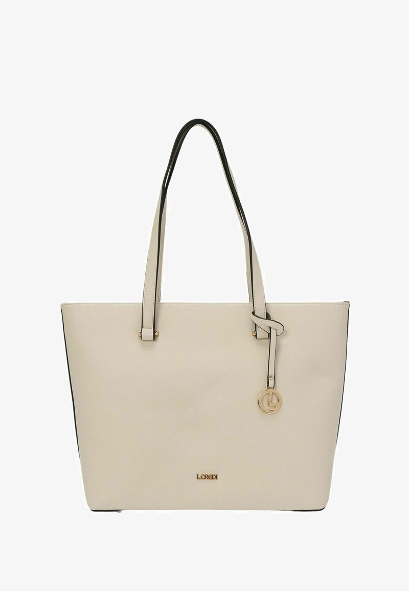 Borsa tote beige con rifiniture nere, realizzata in materiale sintetico liscio. Presenta due manici neri, un ciondolo con il logo e una forma rettangolare strutturata.