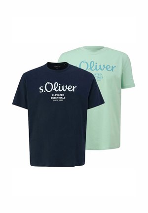 Zwei s.Oliver T-Shirts, eines in Marineblau und eines in Hellgrün, beide mit dem Aufdruck "ELEVATED ESSENTIALS SINCE 1969" auf der Vorderseite.