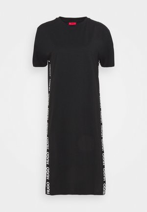 Robe midi noire à manches courtes avec col rond et logo blanc « HUGO » courant verticalement le long des coutures latérales.