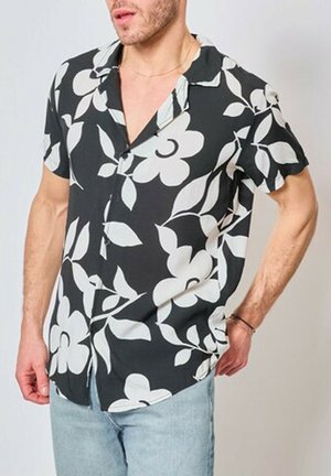 Chemise à manches courtes à boutons de couleur noire avec un motif floral blanc, coupe décontractée, col et fentes latérales. Tissu léger et doux.