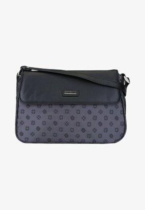 Zwarte schoudertas met een leren klep met textuur, een lichaam van gestreept stof in donkergrijs en een verstelbare schouderriem. Met reliëfaccenten.