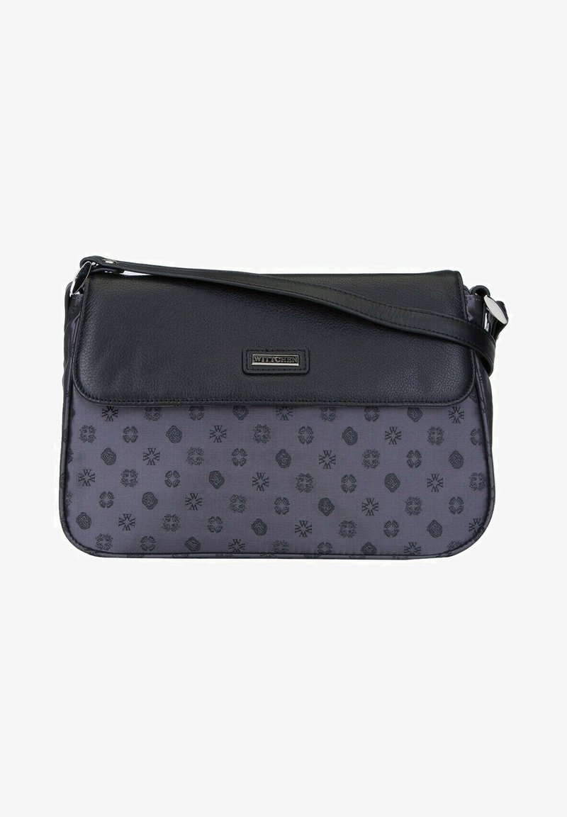 Sac à bandoulière noir avec un rabat en cuir texturé, un corps en tissu à motifs de couleur gris foncé et une bandoulière ajustable. Présente des accents en relief.