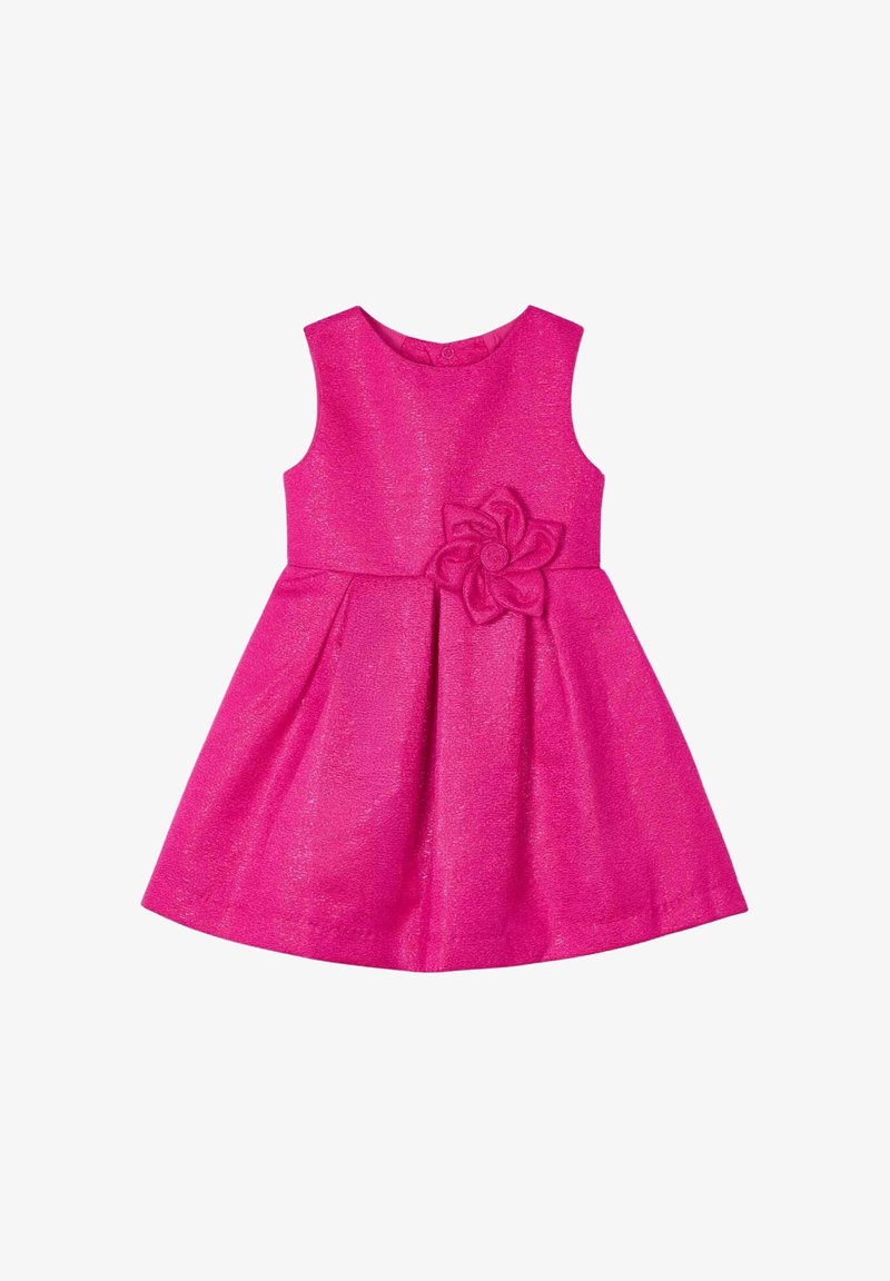 Robe sans manches rose avec une finition texturée, ornée d'un détail de fleur en relief à la taille et d'une jupe évasée.