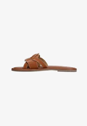 Braune Leder-Sandalen mit überkreuzten Riemen, weißen Nähten, flacher Sohle und minimalistischen Design. Glatte Textur und offene Seiten.