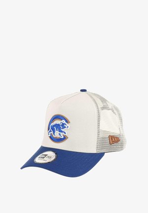 Baseballmütze mit blauen und cremefarbenen Design, ausgestattet mit einem blauen Bärenlogo und einem Netzrücken. Verstellbarer Riemen mit einem Lederakzent.