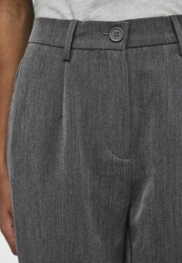 Graue strukturierte Hose mit geradem Schnitt, ausgestattet mit einem einzelnen Knopfverschluss und Fronttaschen. Der Stoff hat ein sanftes Streifenmuster.