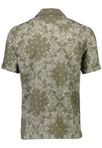 Camisa de manga corta en tejido verde oliva con un patrón de paisley blanco, cuello abotonado y un bolsillo en el pecho.