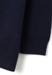 Maglione lavorato a maglia blu navy con polsini e orlo a coste, caratterizzato da una trama liscia e da un design semplice e classico.