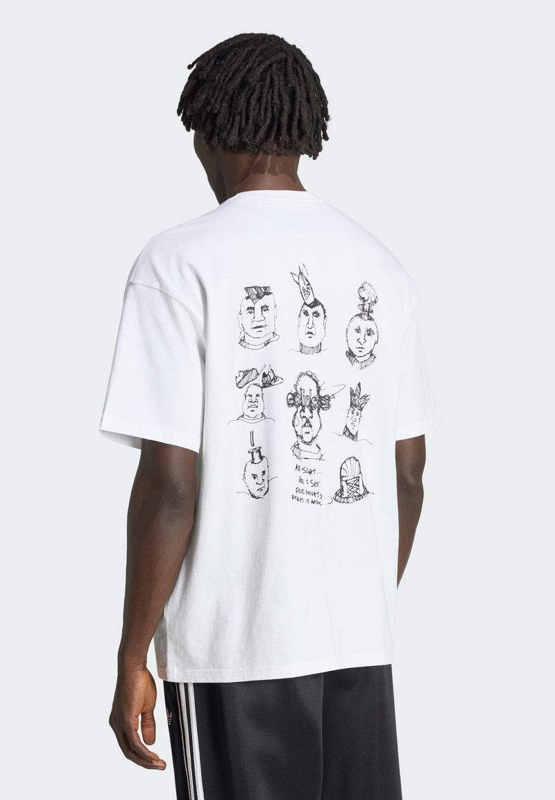 Sort mand med korte dreadlocks bærer en hvid T-shirt med ni abstrakte ansigter tegnet med sorte linjer i tre rækker på bagsiden.