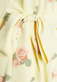Glamorous Bloom WRAP AROUND DRESSES WITH TIE DETAIL - Vestido de dia - yellow/pink rose