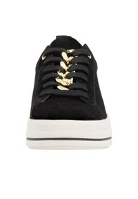 Baskets en daim noir avec des œillets dorés, des lacets noirs et une semelle en caoutchouc blanc affichant une bande noire. La vue de face montre une forme de bout rond.