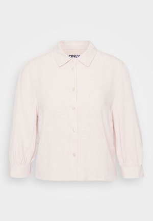 Chemise en lin rose clair avec un devant à boutons, un col classique et des manches bouffantes trois-quarts. Le tissu a une texture subtile.