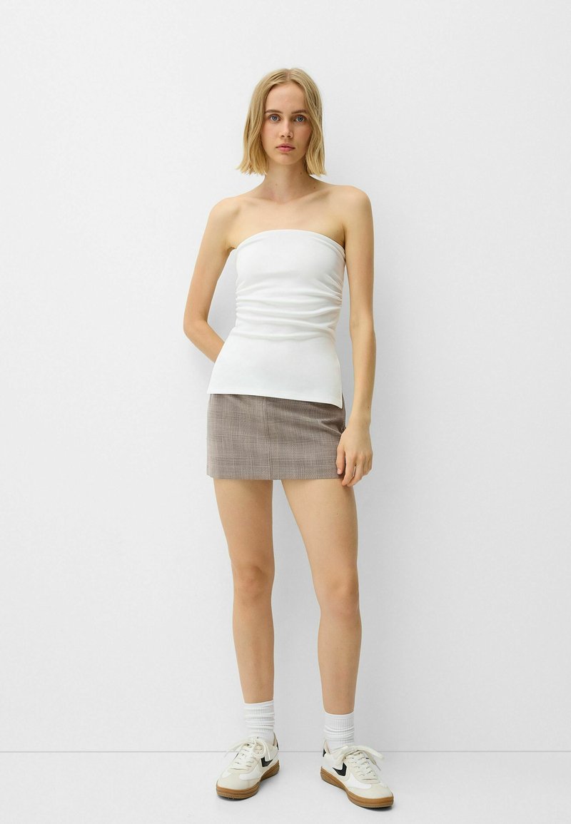 Bershka Shorts donkerbruin