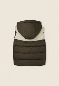 Puffy vesta v tmavě zelené barvě s umělým kožešinovým límcem a kapucí. Obsahuje prošívanou strukturu a boční kapsy. Pohled zezadu, bez viditelných kovových částí.