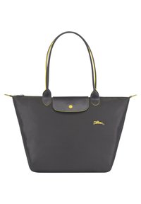 Sac fourre-tout en nylon noir avec des accents jaunes, doté de deux poignées, d'une fermeture éclair, et d'un rabat en cuir avec un bouton-pression.