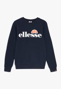 Sudadera azul marino con cuello redondo clásico. Presenta un gran logo blanco de "ellesse" y un diseño de semicírculo naranja por encima del texto.