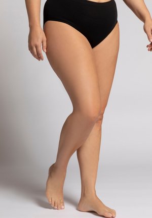 Hoch geschnittene schwarze Baumwollunterhose mit glatter Textur. Modell steht und zeigt Beine und Fuß, mit sanftem Hautton und ohne sichtbare Muster oder Akzente.
