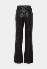 Pantalon noir à taille haute et jambes larges, couvert de petits sequins brillants, avec une taille élastique, présenté sur un fond blanc.