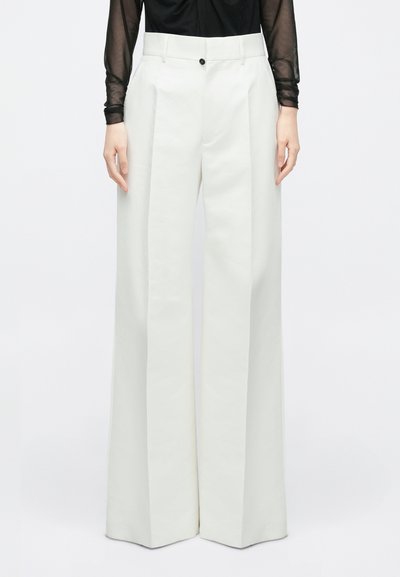 Witte brede pijpen broek met een hoge taille, voorzien van een gladde textuur, plooien en een enkele knoopsluiting aan de voorkant.