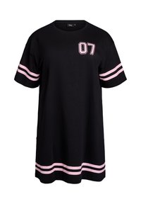 Črna kratkosleeve obleka iz bombaža z rožnatim številom "07" na prsih ter rožnatimi črtami na rokavih in robu.