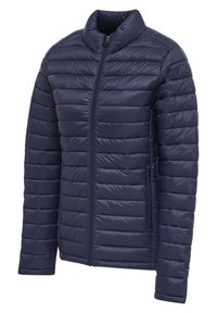 Giacca imbottita blu navy con colletto alto, design a righe orizzontali, zip frontale e due tasche laterali. Tessuto liscio, materiale leggero.