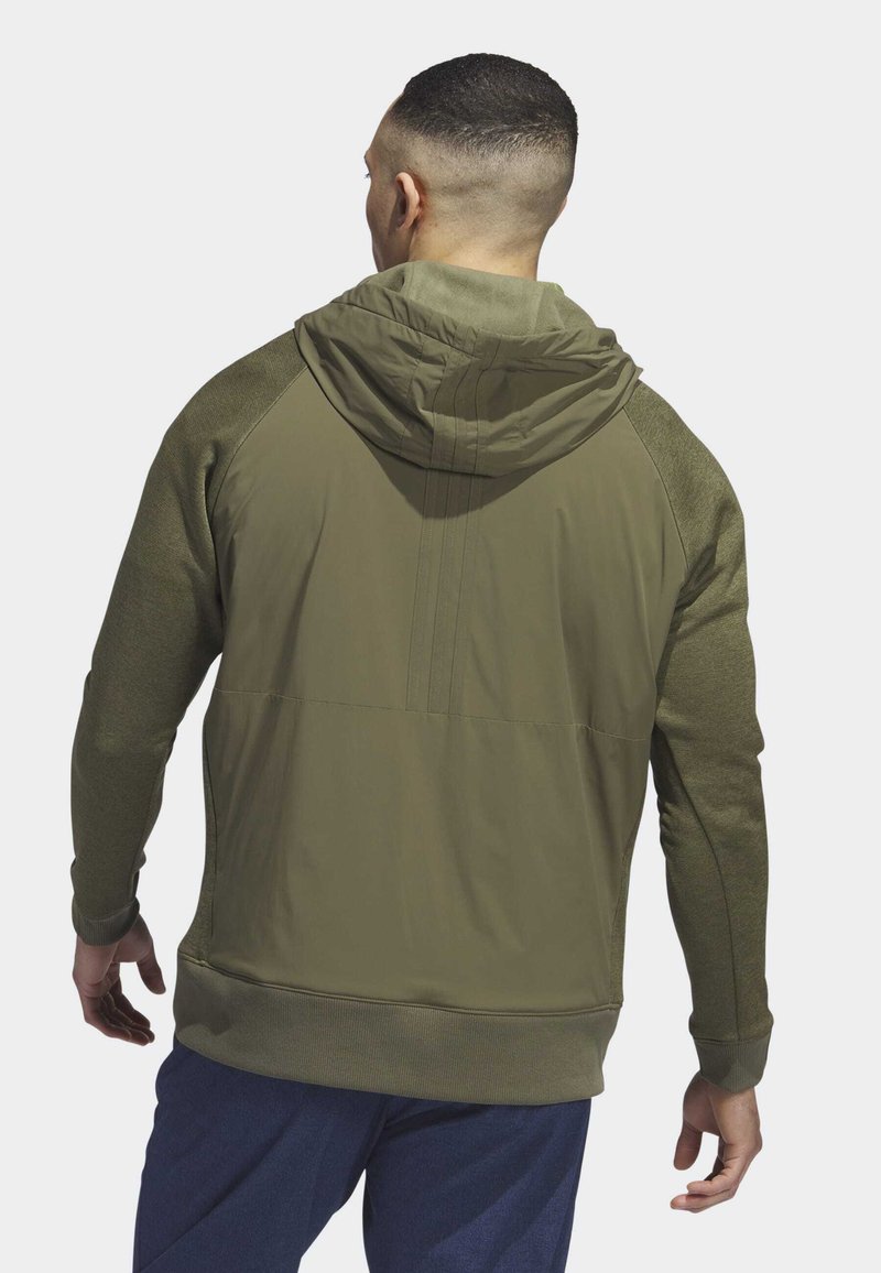 Oliwkowy sweatshirt z kapturem, mający gładki przód i teksturowane rękawy, z pełnym tyłem i okrągłymi detalami stębnowania na ramionach.