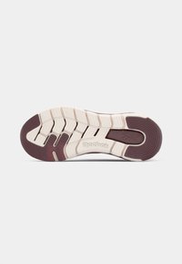 Talpa de sneaker Reebok, cu un outsole flexibil, din cauciuc cu model în crem și maron, având diverse nervuri texturate și un detaliu cu logo.