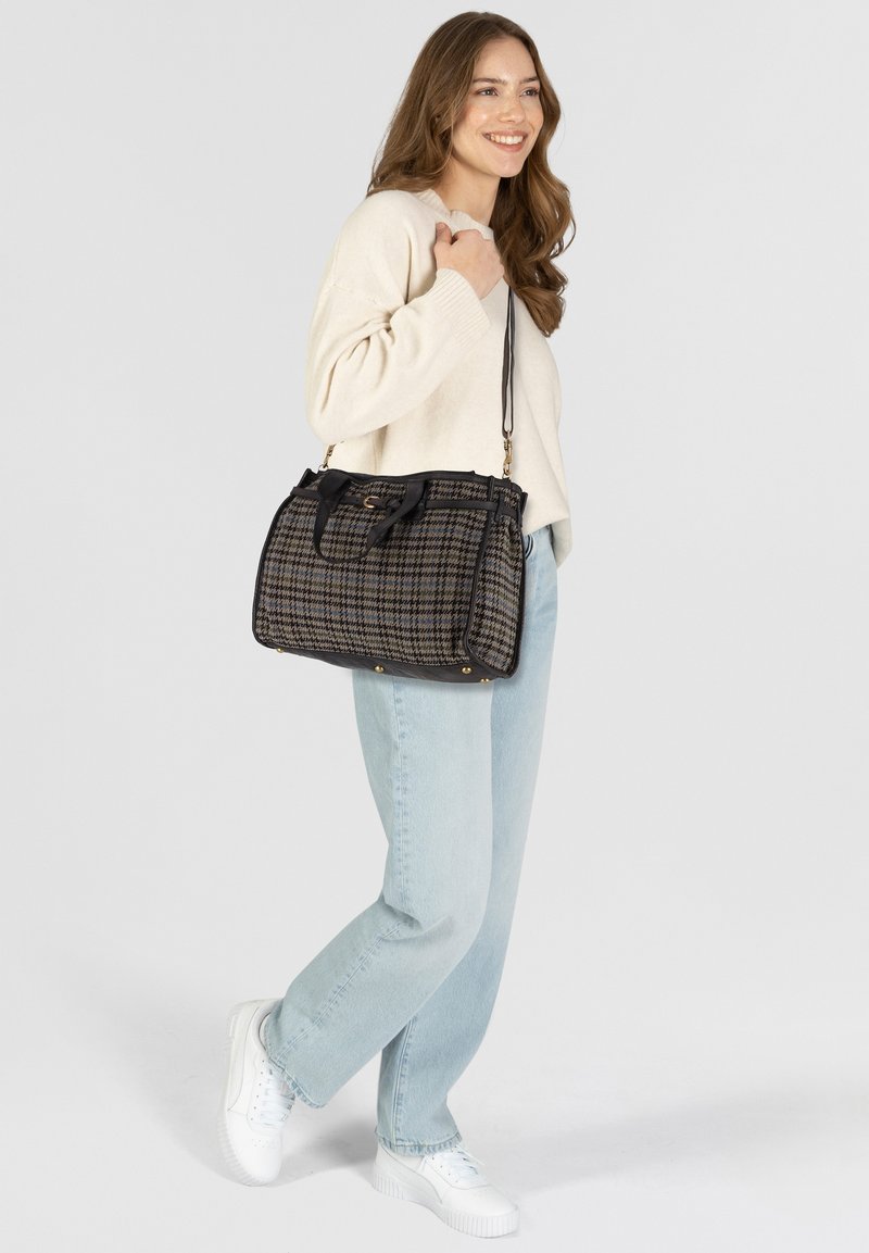 Borsa a trama scozzese con dettagli in pelle nera, forma strutturata, doppi manici e tracolla staccabile. Presenta accessori in oro e quattro piedini.
