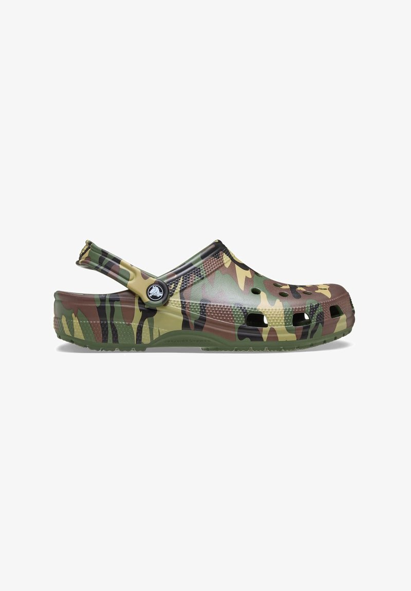 Sabots camouflage avec une finition brillante, fabriqués en matériau léger. Comprend une sangle arrière, des trous de ventilation et un design texturé.